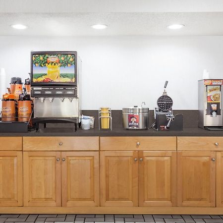 Days Inn & Suites By Wyndham Se Columbia Ft Jackson Zewnętrze zdjęcie
