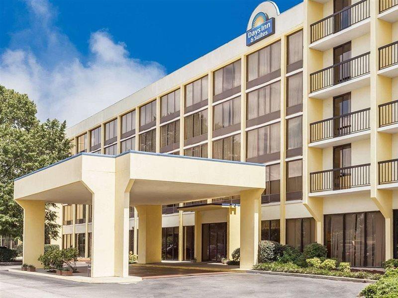 Days Inn & Suites By Wyndham Se Columbia Ft Jackson Zewnętrze zdjęcie