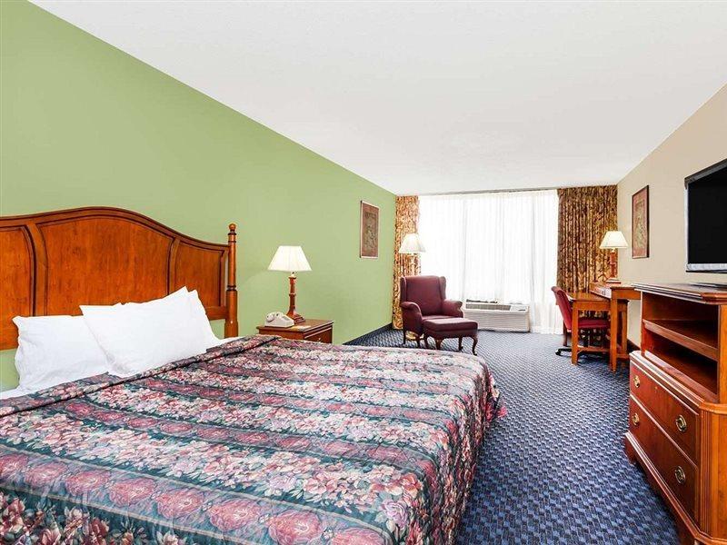 Days Inn & Suites By Wyndham Se Columbia Ft Jackson Zewnętrze zdjęcie
