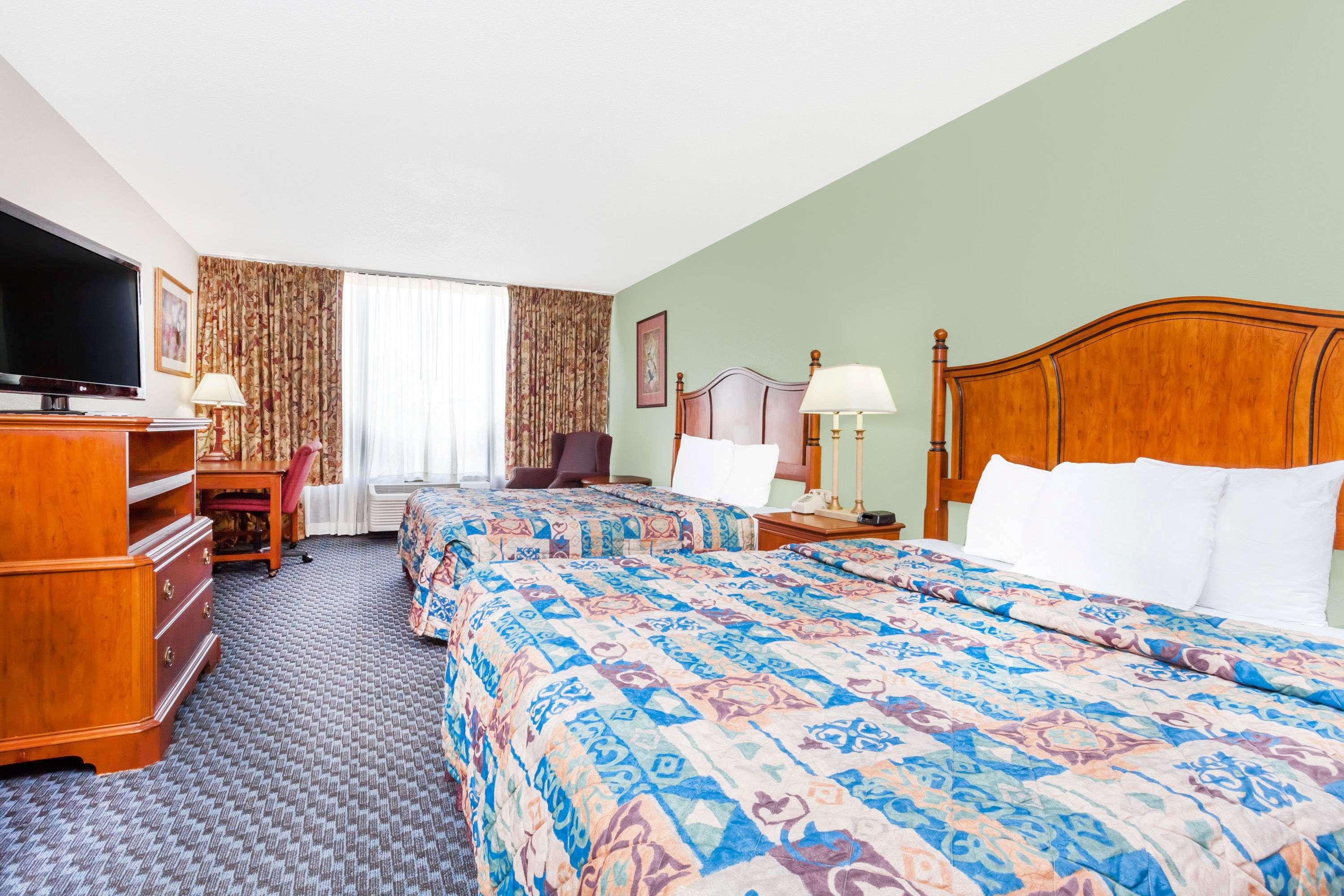 Days Inn & Suites By Wyndham Se Columbia Ft Jackson Zewnętrze zdjęcie