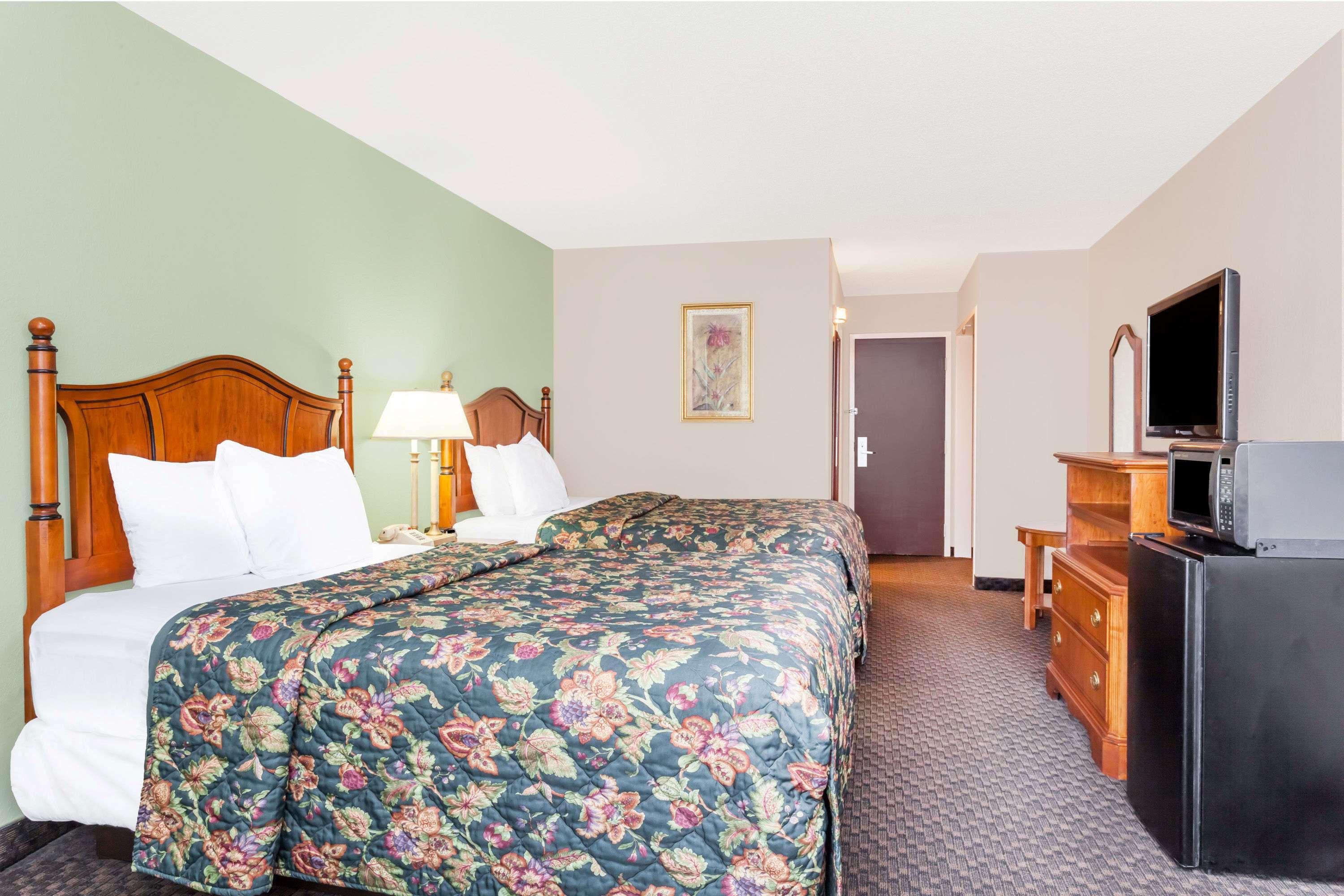 Days Inn & Suites By Wyndham Se Columbia Ft Jackson Zewnętrze zdjęcie