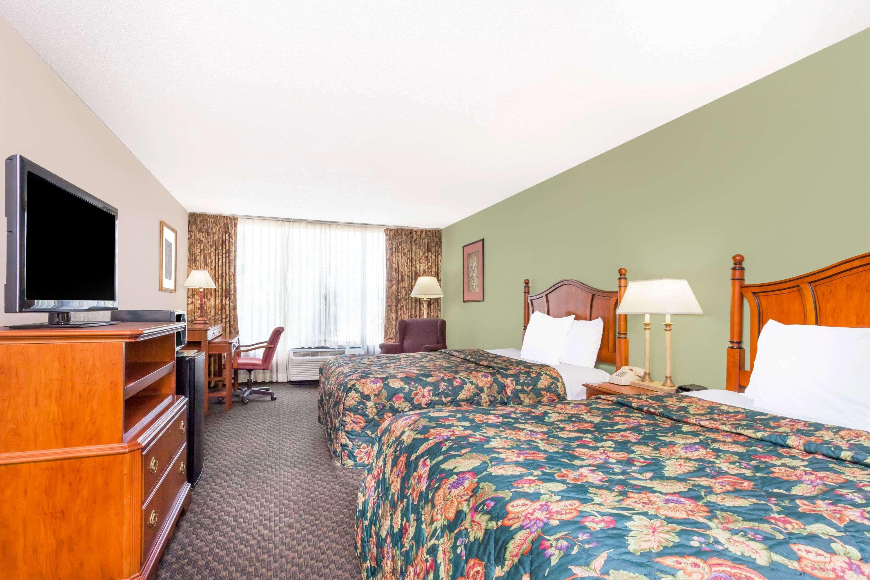Days Inn & Suites By Wyndham Se Columbia Ft Jackson Zewnętrze zdjęcie