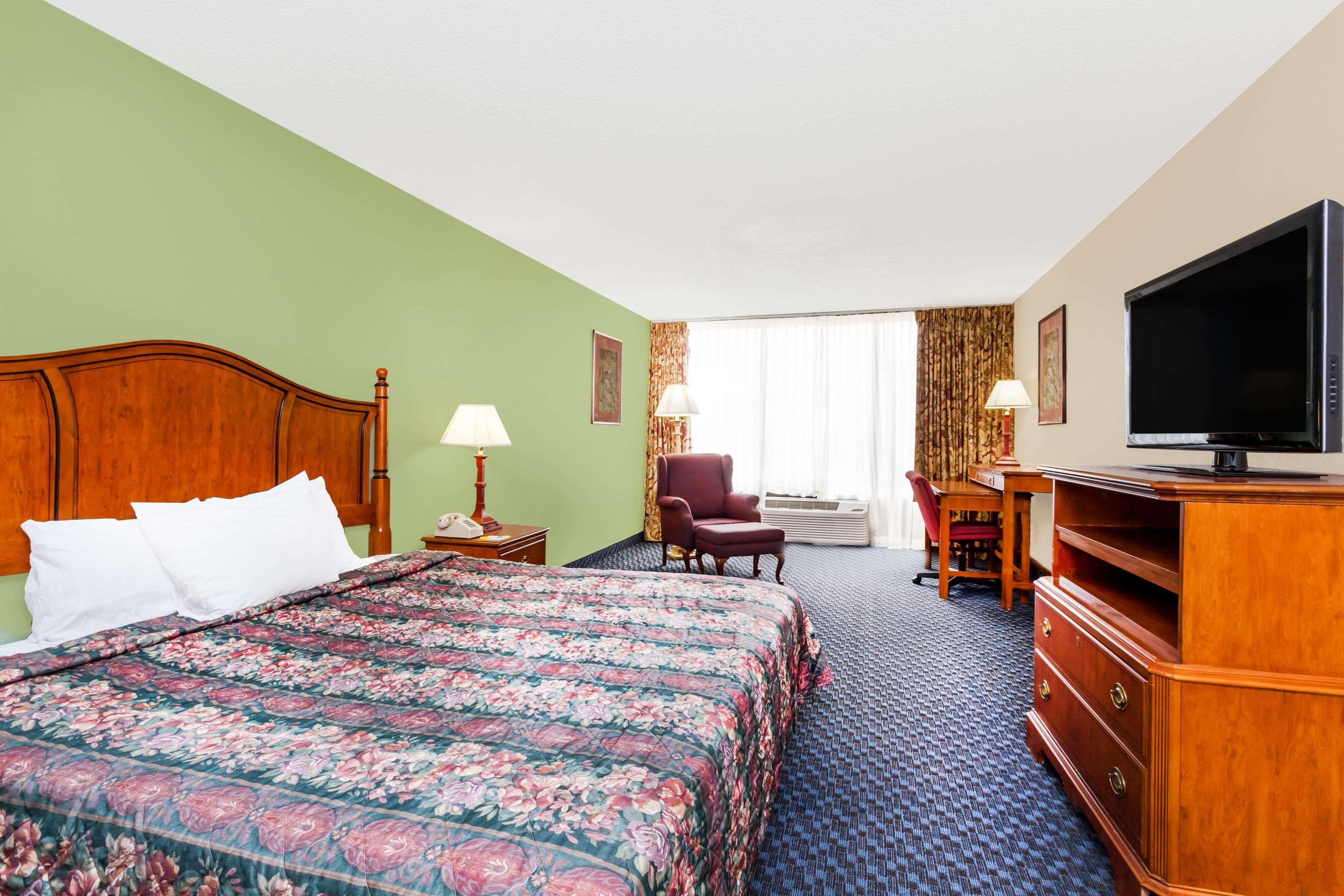 Days Inn & Suites By Wyndham Se Columbia Ft Jackson Zewnętrze zdjęcie