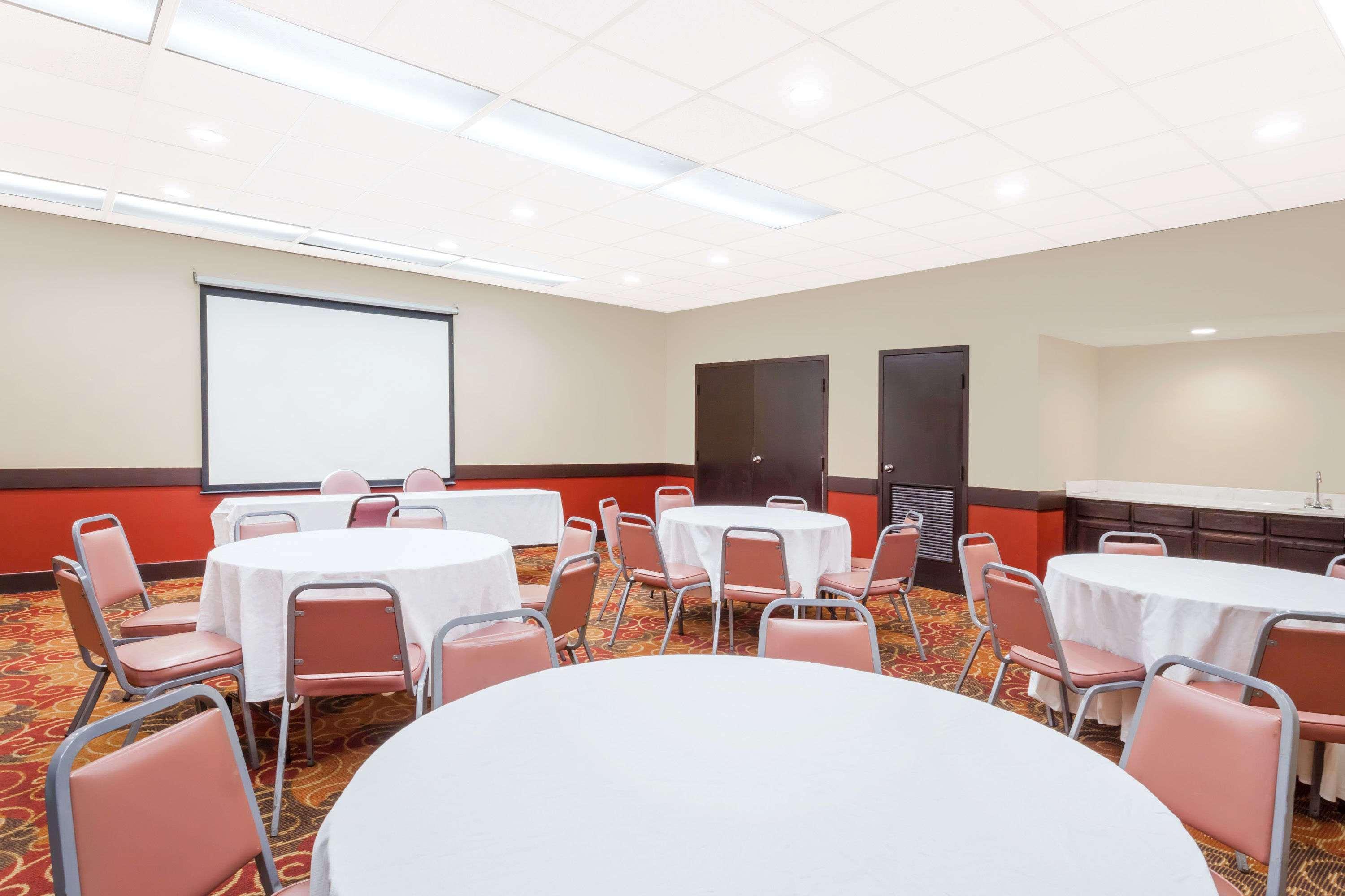 Days Inn & Suites By Wyndham Se Columbia Ft Jackson Zewnętrze zdjęcie