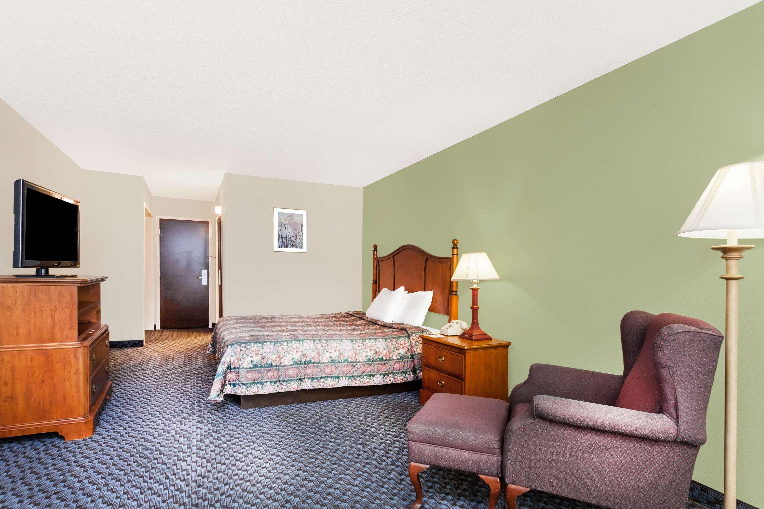 Days Inn & Suites By Wyndham Se Columbia Ft Jackson Zewnętrze zdjęcie