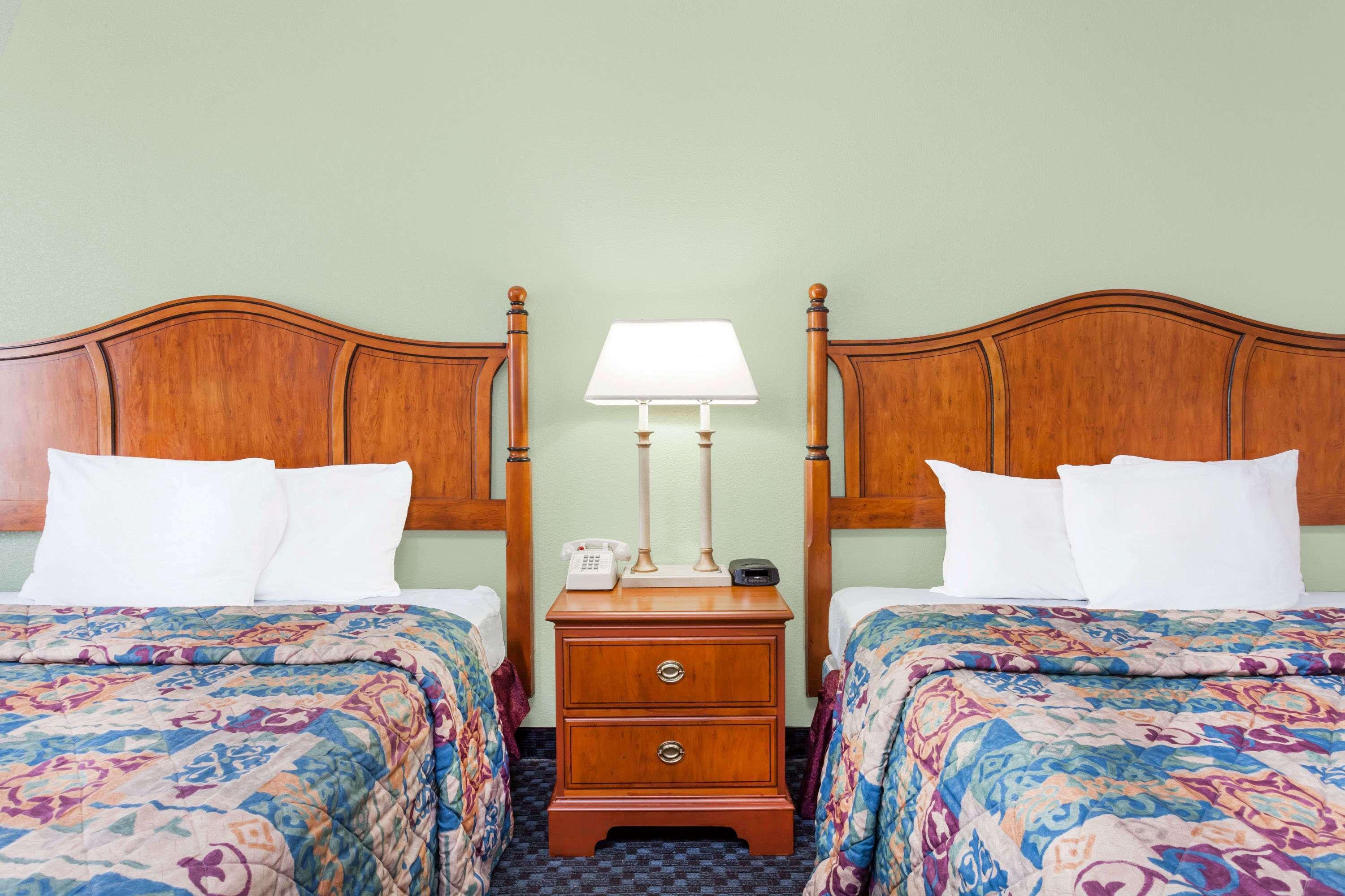 Days Inn & Suites By Wyndham Se Columbia Ft Jackson Zewnętrze zdjęcie