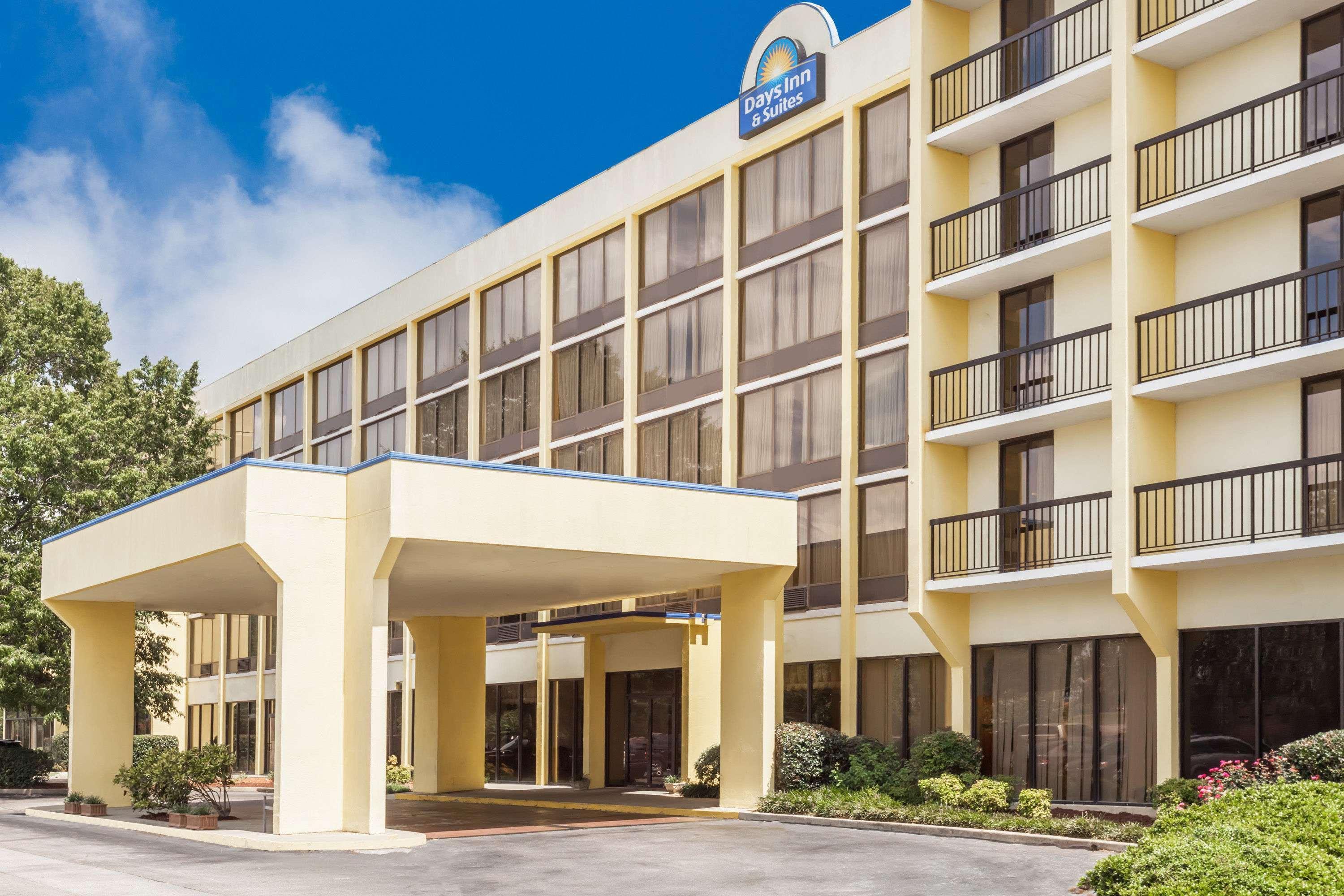 Days Inn & Suites By Wyndham Se Columbia Ft Jackson Zewnętrze zdjęcie