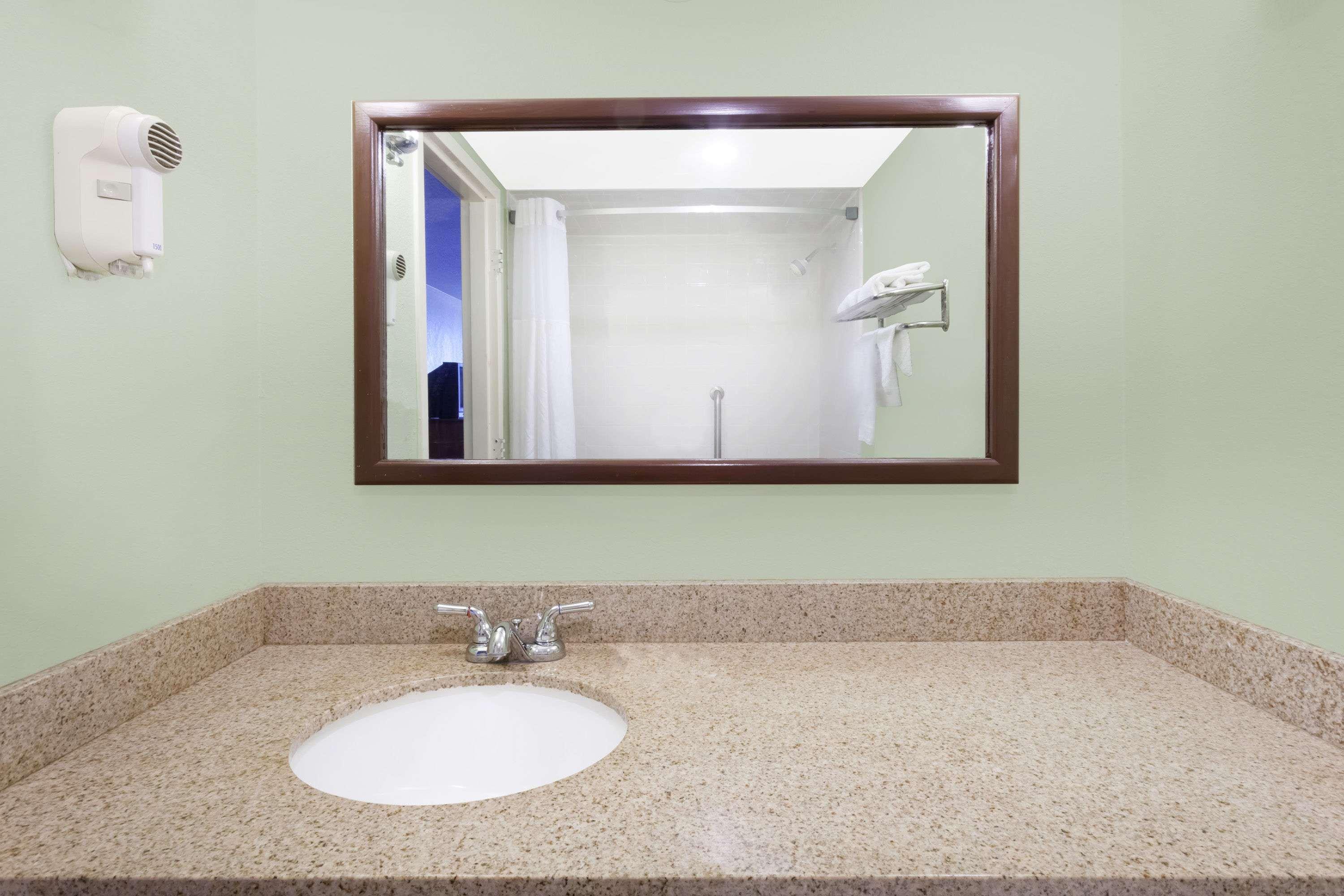 Days Inn & Suites By Wyndham Se Columbia Ft Jackson Zewnętrze zdjęcie