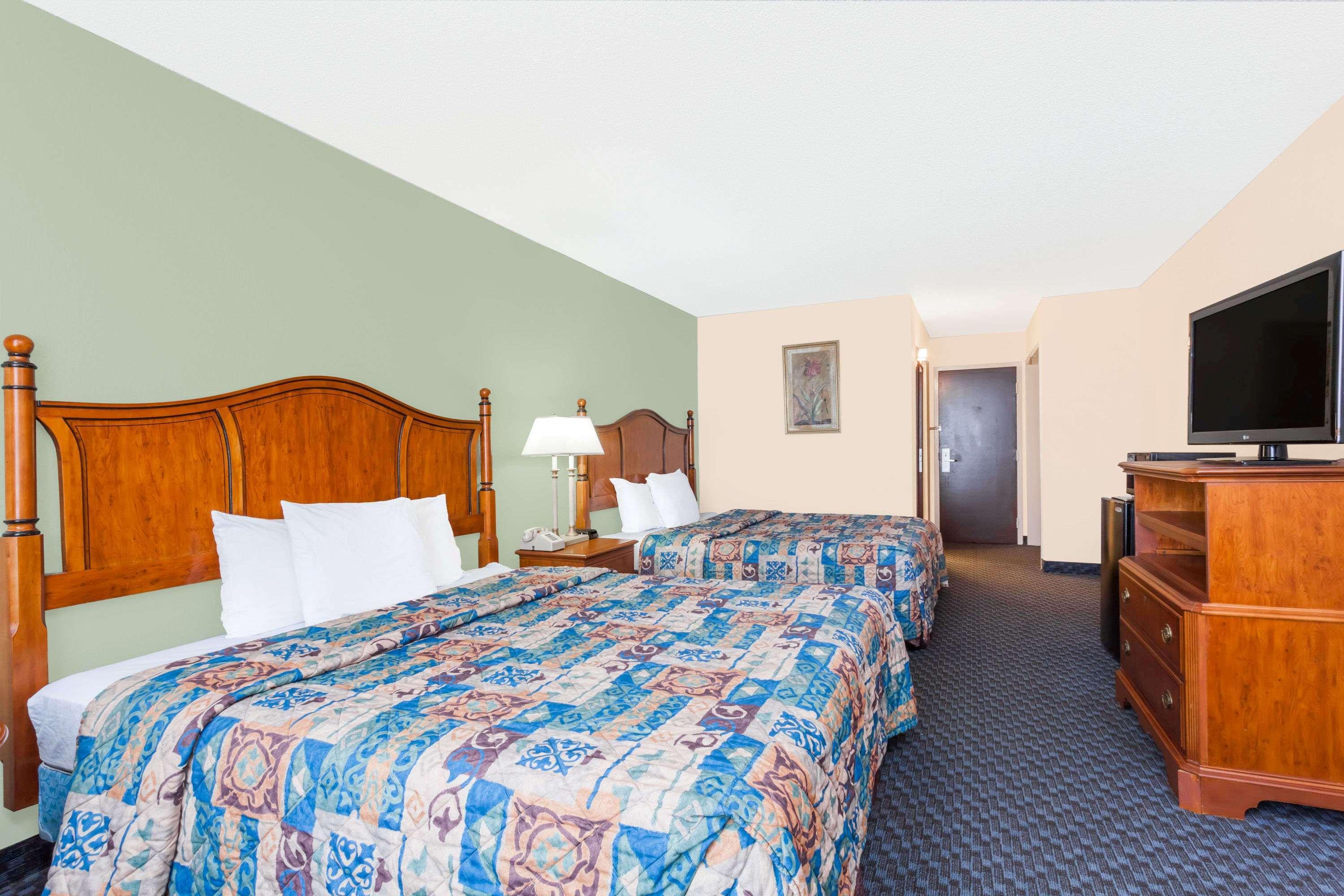 Days Inn & Suites By Wyndham Se Columbia Ft Jackson Zewnętrze zdjęcie