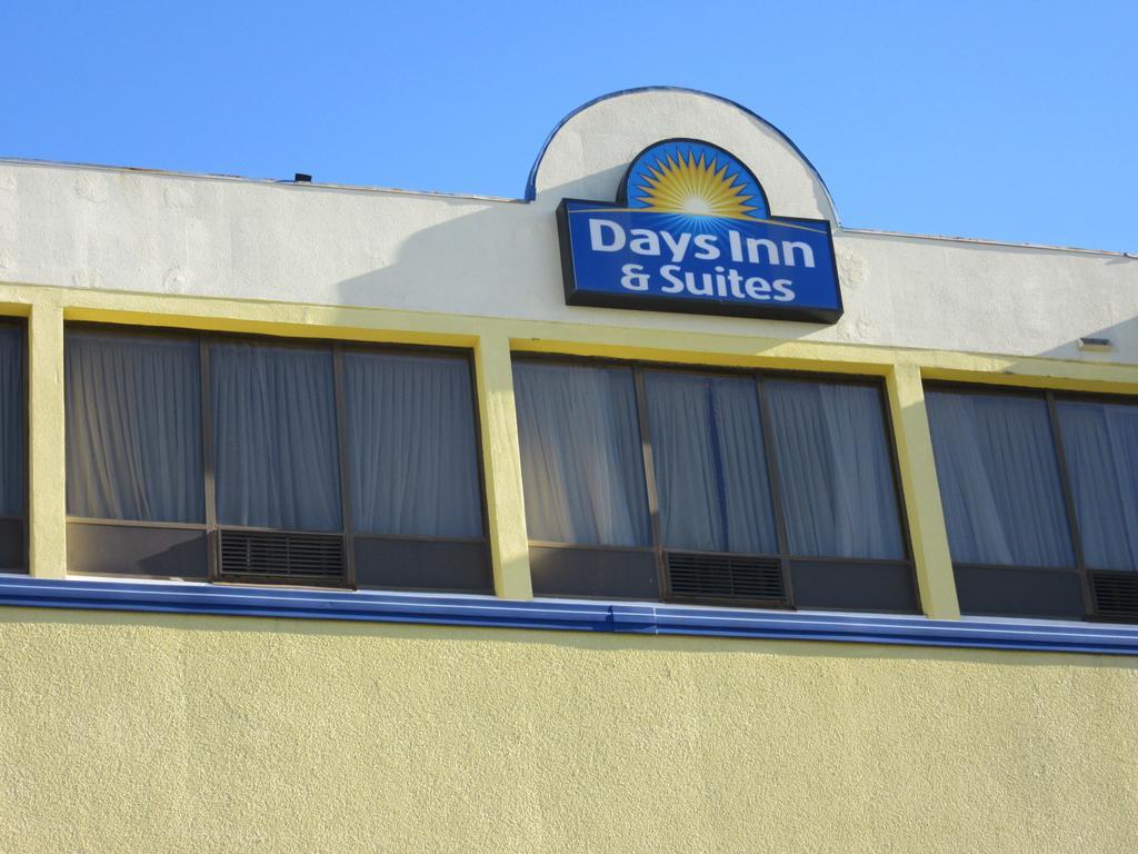 Days Inn & Suites By Wyndham Se Columbia Ft Jackson Zewnętrze zdjęcie