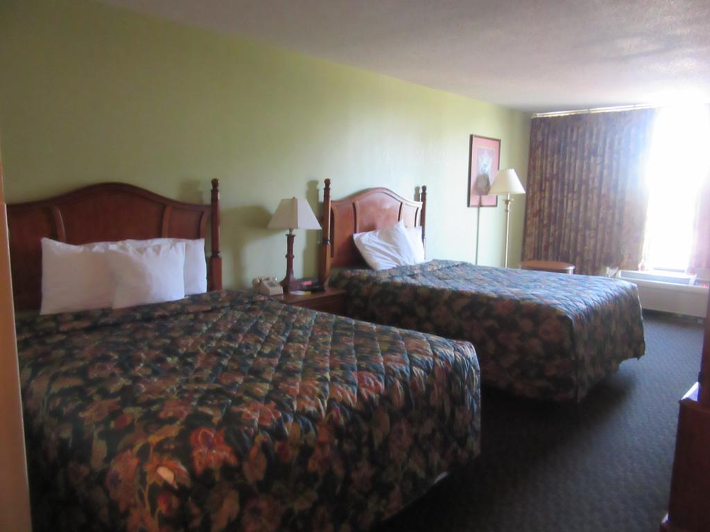 Days Inn & Suites By Wyndham Se Columbia Ft Jackson Zewnętrze zdjęcie