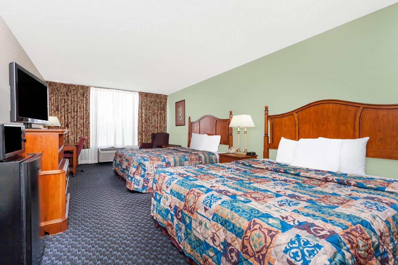 Days Inn & Suites By Wyndham Se Columbia Ft Jackson Zewnętrze zdjęcie