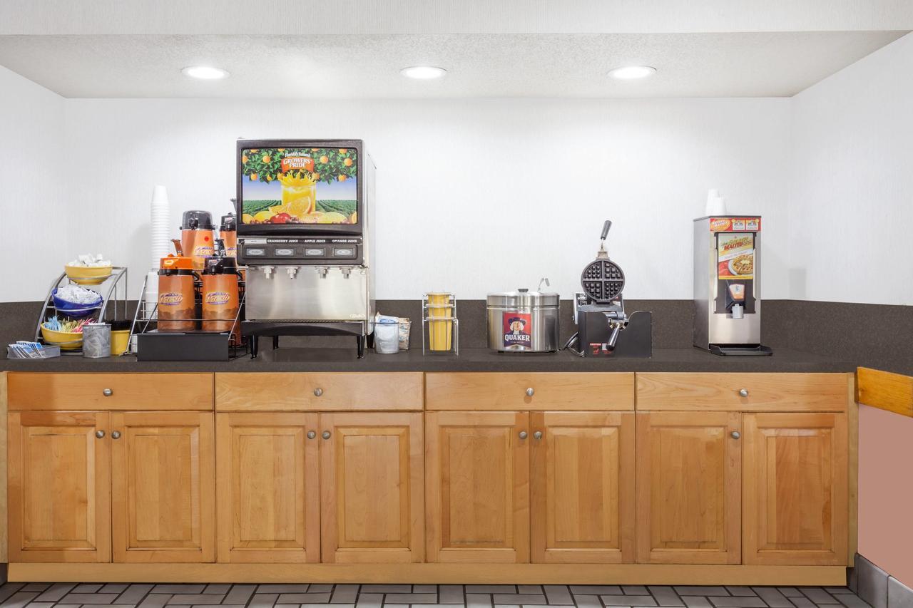 Days Inn & Suites By Wyndham Se Columbia Ft Jackson Zewnętrze zdjęcie